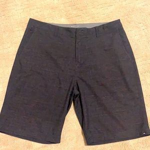 Quicksilver men’s size 36 shorts. Platypus Amphibian 21". Excellent condition